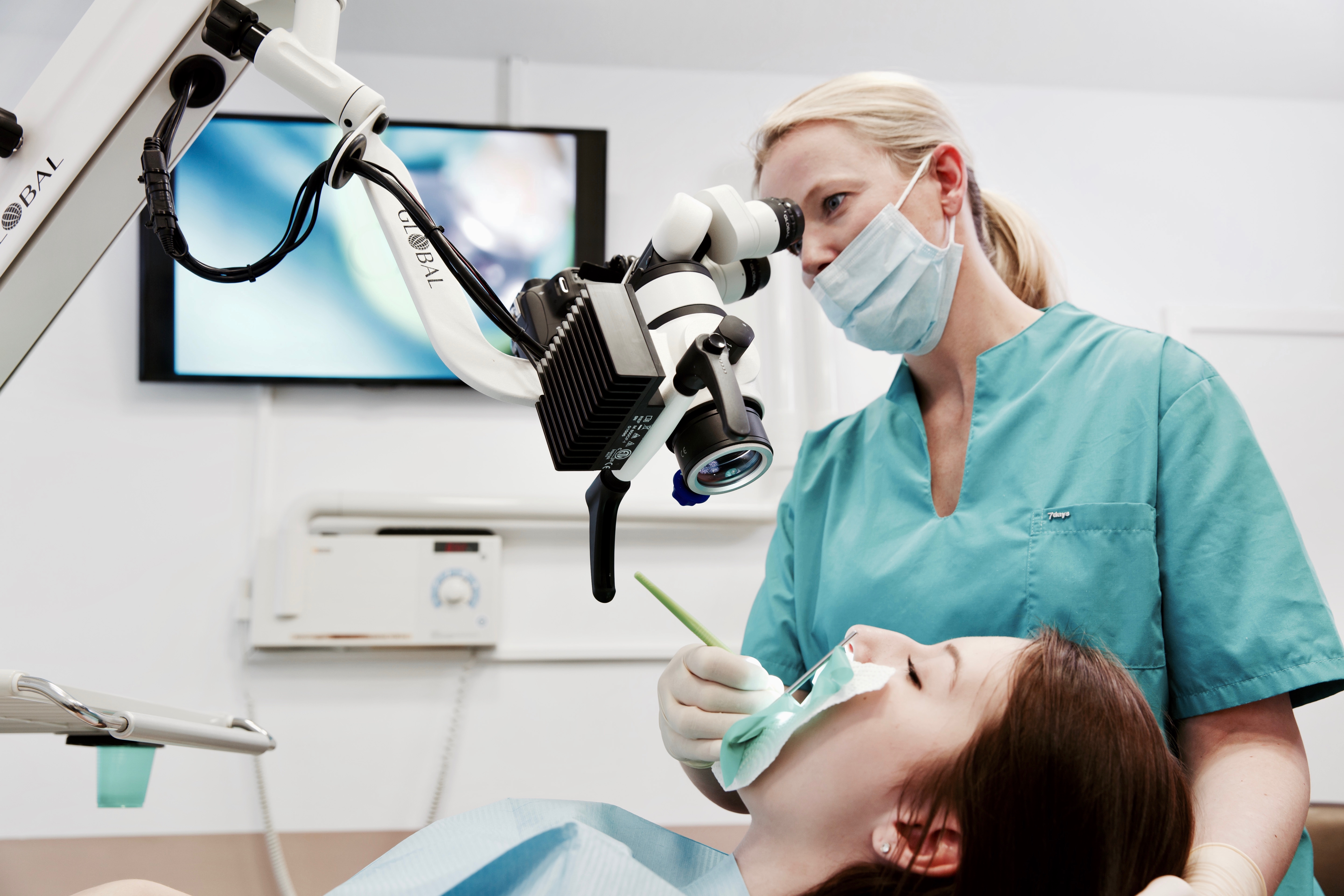 Dr. Mareike Kröger bei der professionellen Zahnerhaltung am Behandlungsstuhl in Straubing.